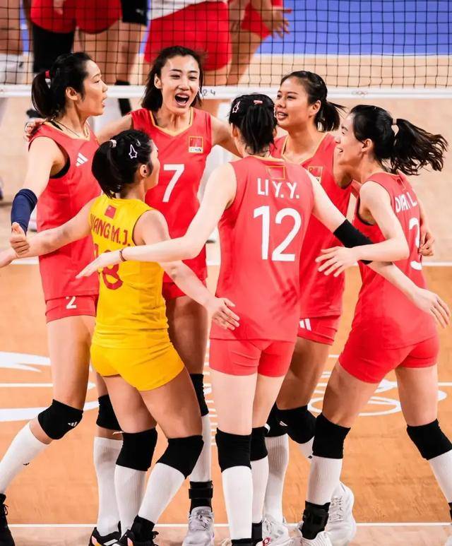 中国女排压哨绝杀巴黎，全场沸腾！经典一战再现传奇