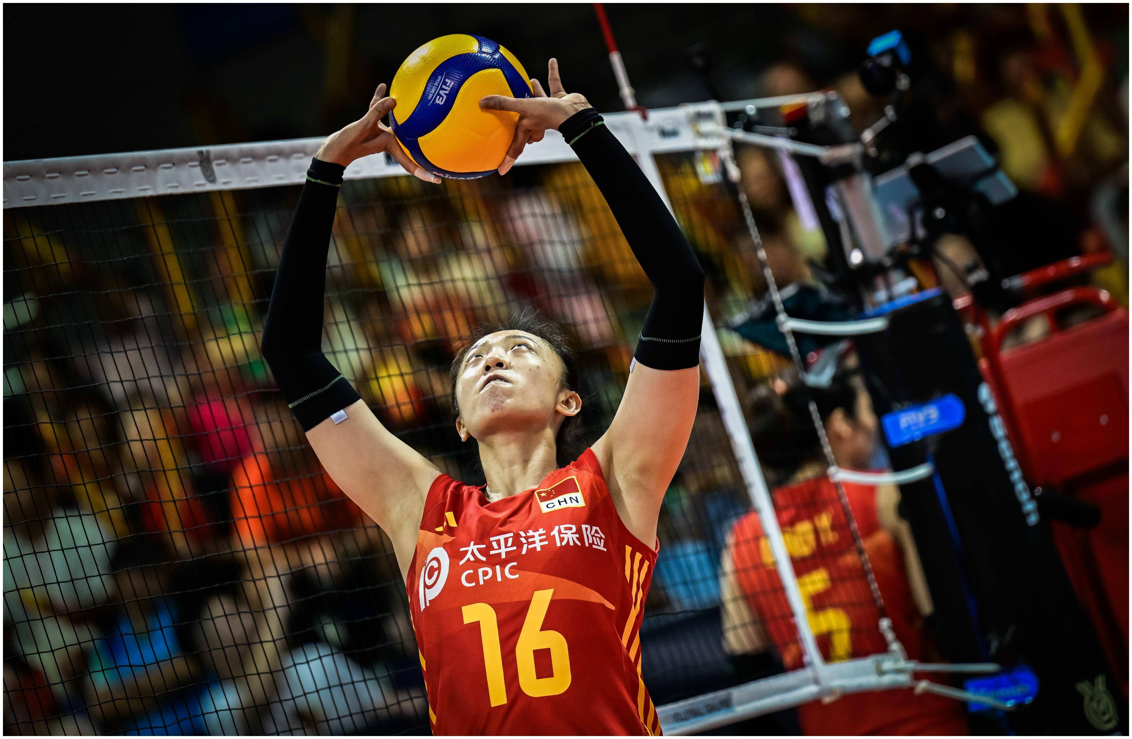中国女排压哨绝杀巴黎，全场沸腾！经典一战再现传奇